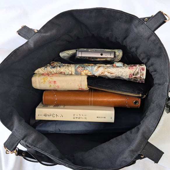 一番人気　秋冬コーデを格上げする、エレガントなファー巾着バッグ　クラシカルなインド刺繍生地とフリルがドラマティック 黒 7枚目の画像