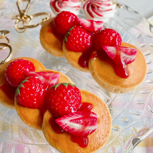 苺のパンケーキ（キーホルダー）フェイクスイーツ キーホルダー O-Hana