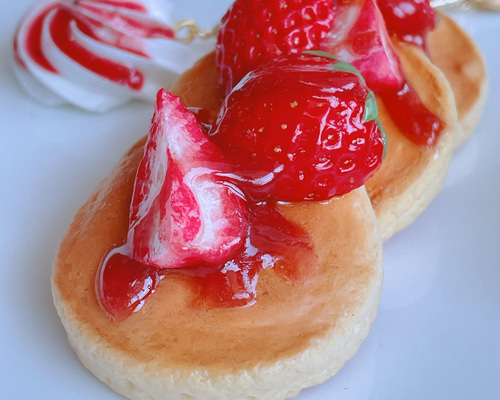 苺のパンケーキ（キーホルダー）フェイクスイーツ キーホルダー O-Hana