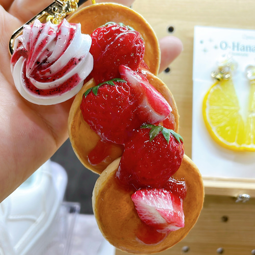 苺のパンケーキ（キーホルダー）フェイクスイーツ キーホルダー O-Hana