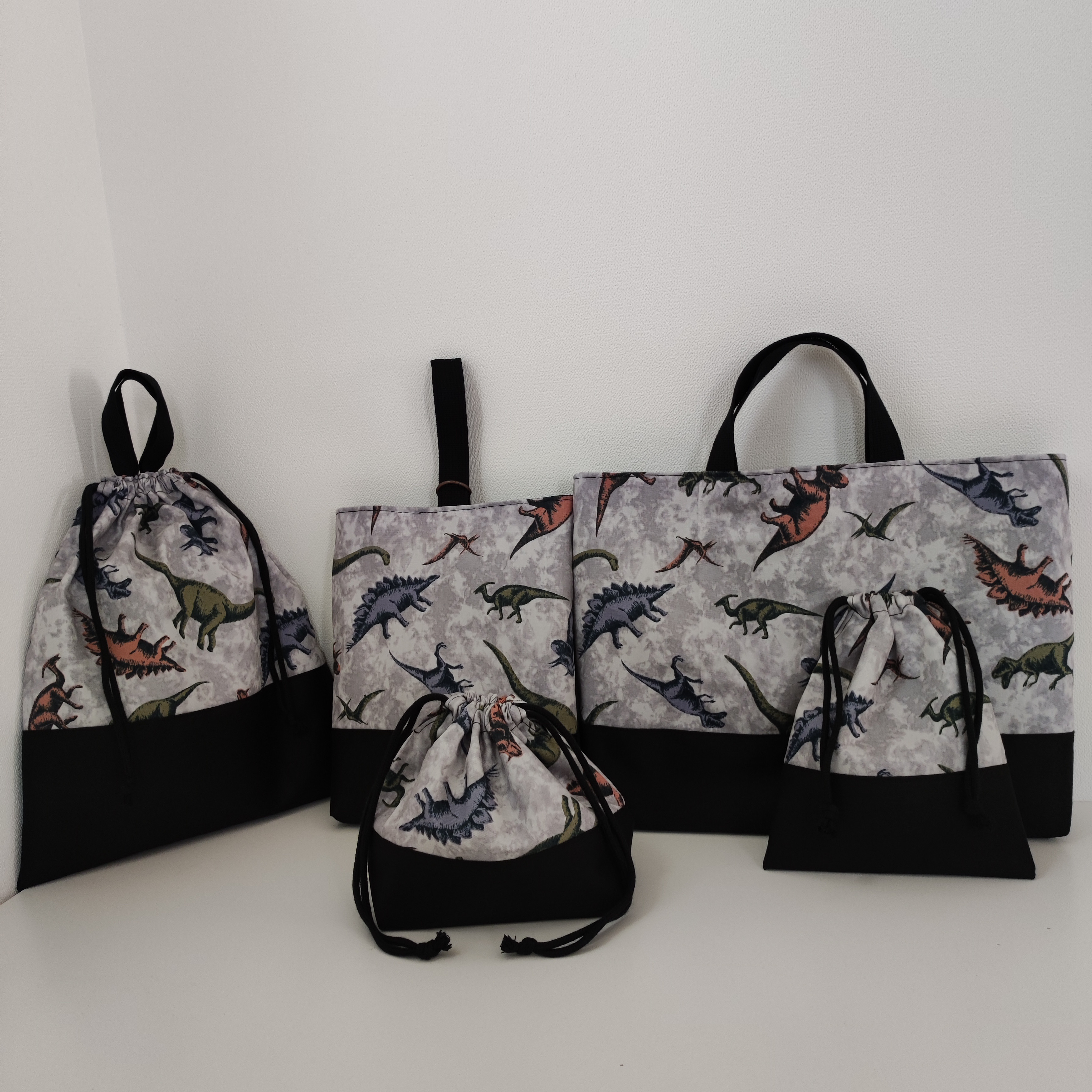 ダークカラーグレー恐竜×黒色　入園入学5点セット（レッスンバッグ、上履き入れ、体操着袋、お弁当袋、コップ袋）