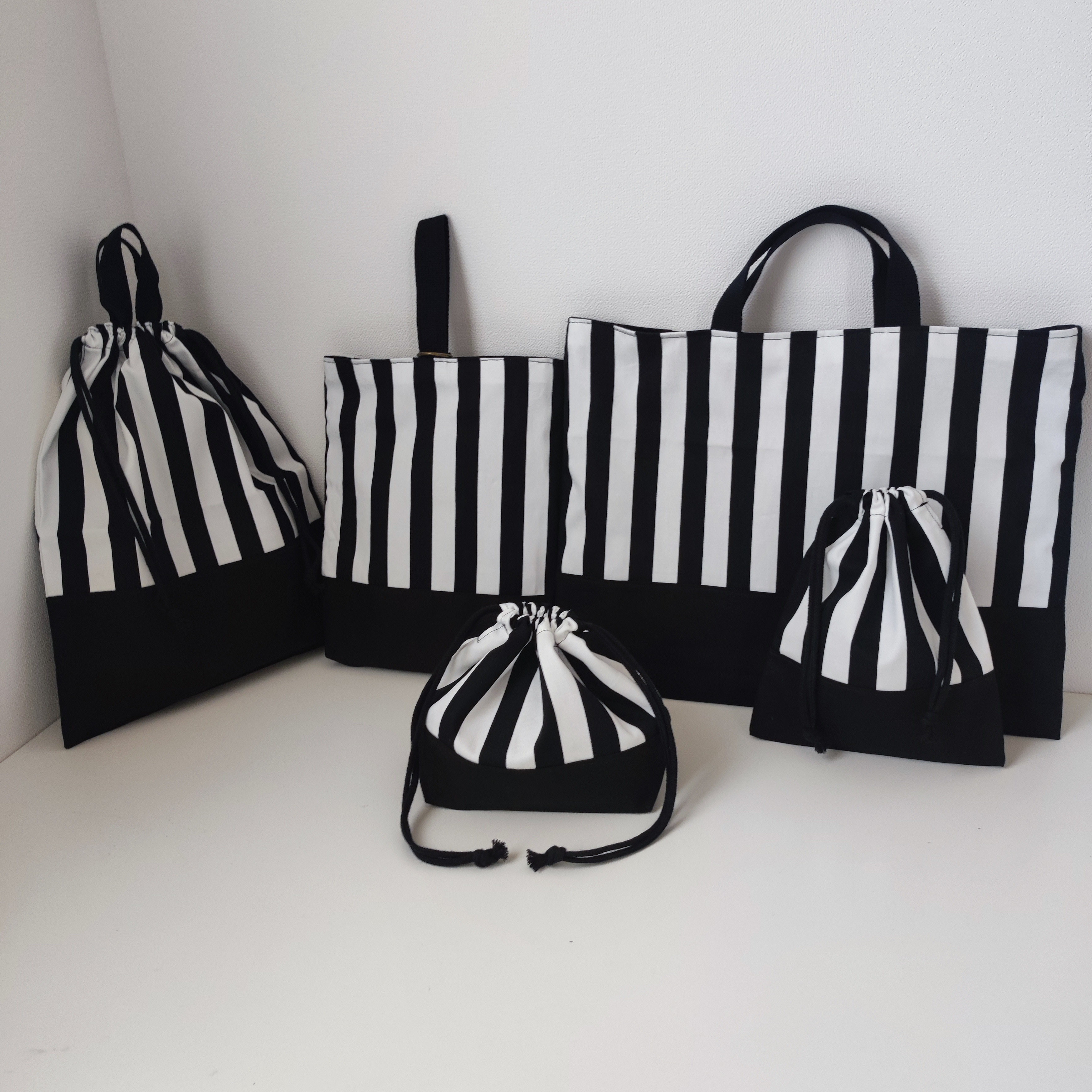 ストライプブラック×黒色　入園入学5点セット（レッスンバッグ、上履き入れ、体操着袋、お弁当袋、コップ袋）