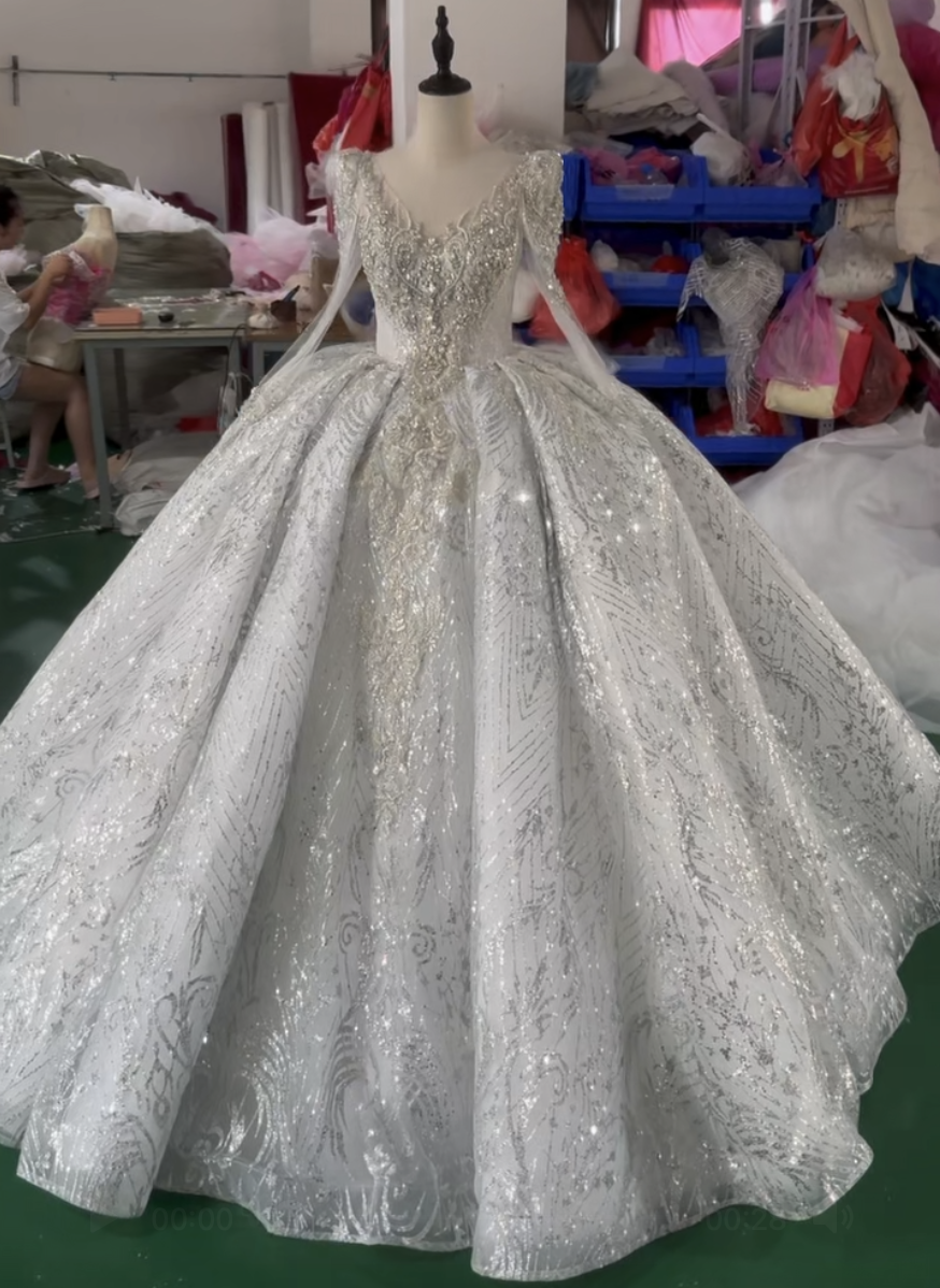 顧客満足度99％以上　イリュージョンネック　シルバーグレー　キラキラグッリタースカート　優雅長袖プリンセスライン結婚式