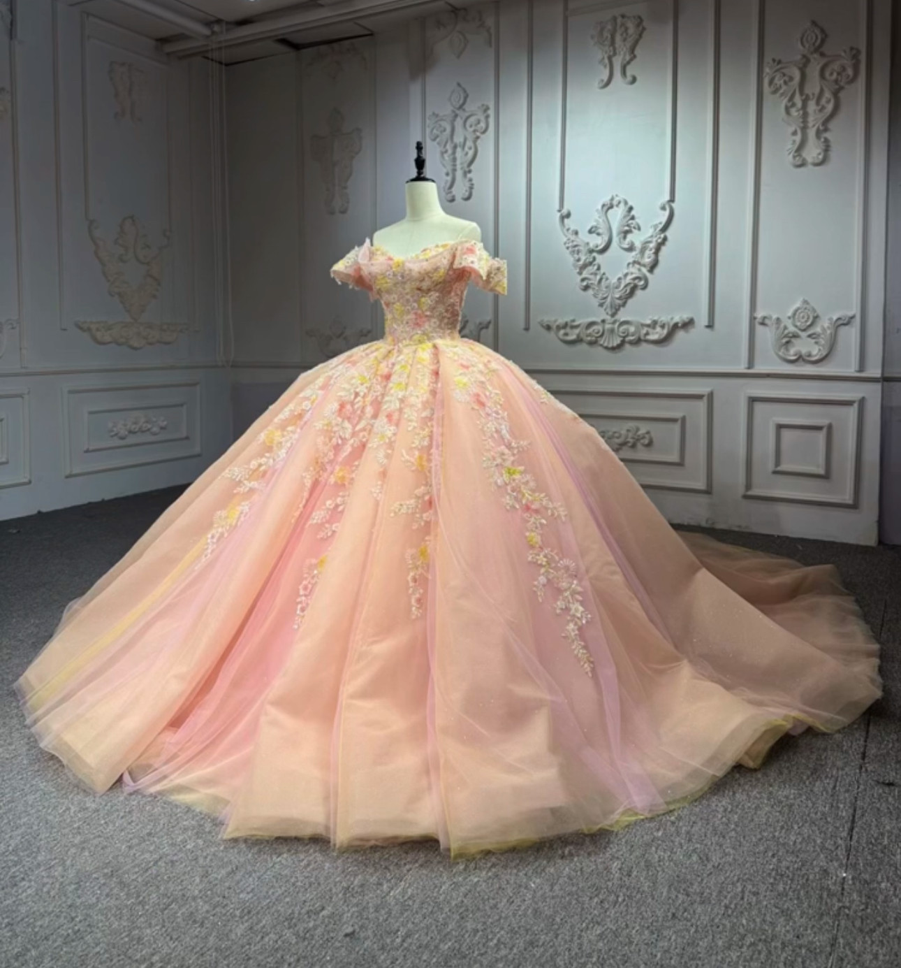 カラフル　カラードレス　オレンジピンク　編みあげ　華やかなトレーン　花柄フラワー　レース付き　2の腕を隠せる　優雅披露宴