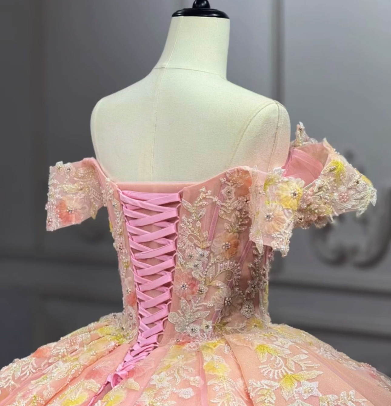 カラフル　カラードレス　オレンジピンク　編みあげ　華やかなトレーン　花柄フラワー　レース付き　2の腕を隠せる　優雅披露宴