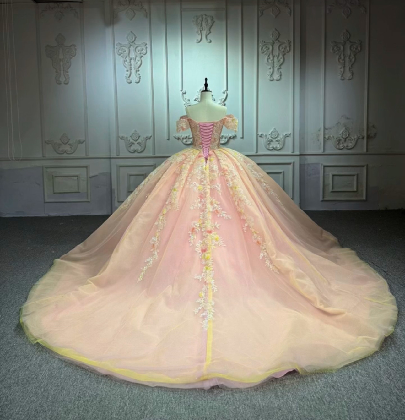 カラフル　カラードレス　オレンジピンク　編みあげ　華やかなトレーン　花柄フラワー　レース付き　2の腕を隠せる　優雅披露宴