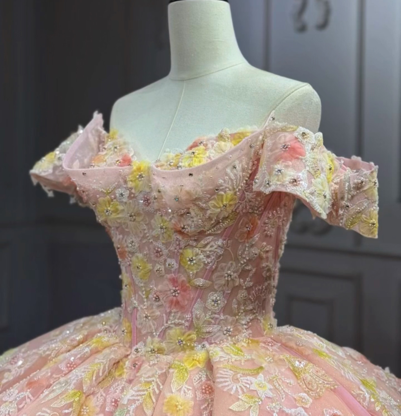 カラフル　カラードレス　オレンジピンク　編みあげ　華やかなトレーン　花柄フラワー　レース付き　2の腕を隠せる　優雅披露宴