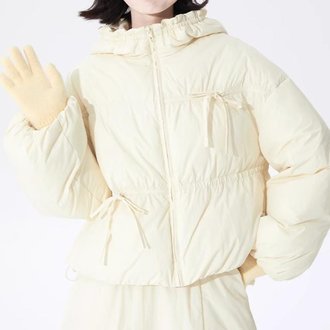 クリーム色のゆったり蝶ネクタイのコート