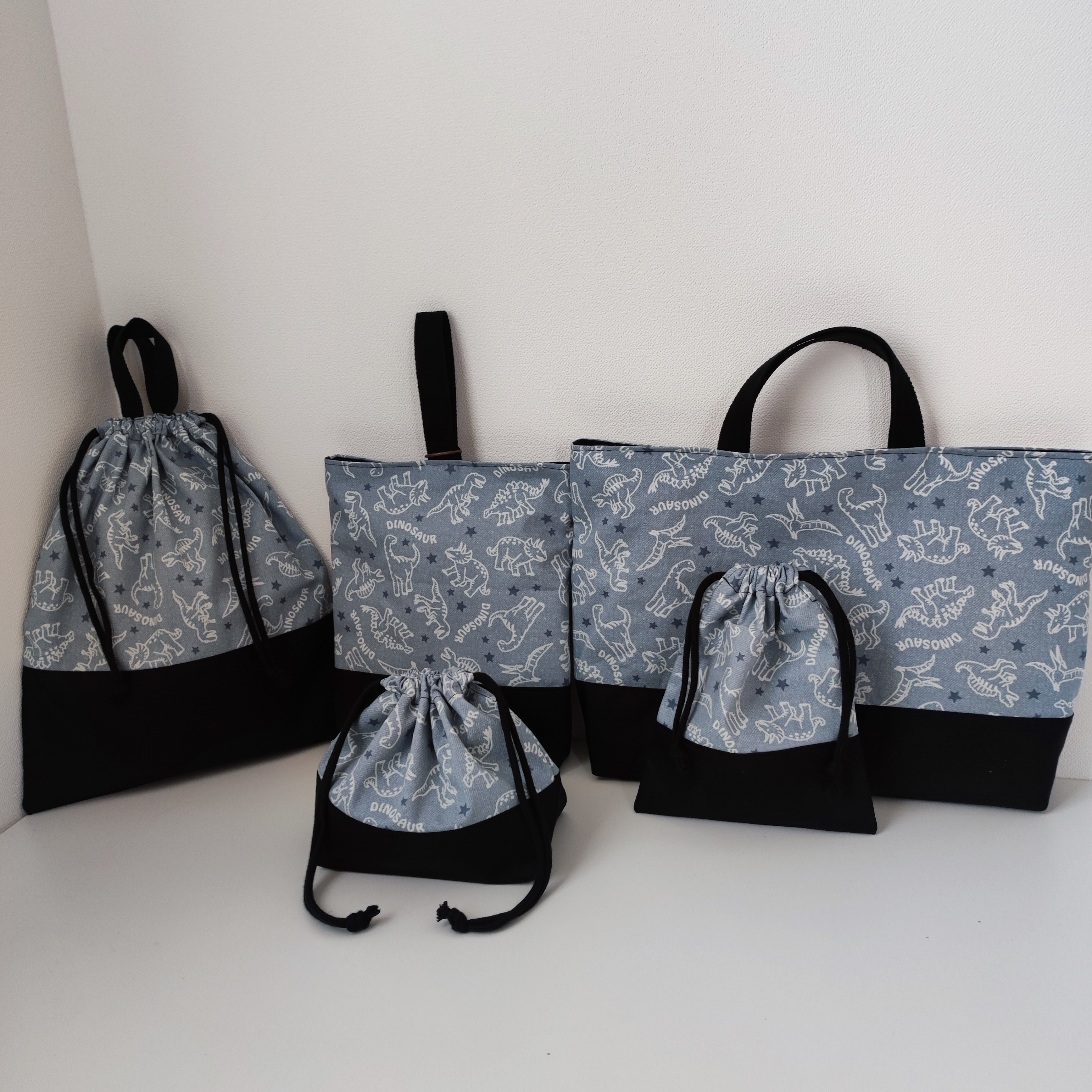 恐竜デニム風グレー×黒色　入園入学5点セット（レッスンバッグ、上履き入れ、体操着袋、お弁当袋、コップ袋）