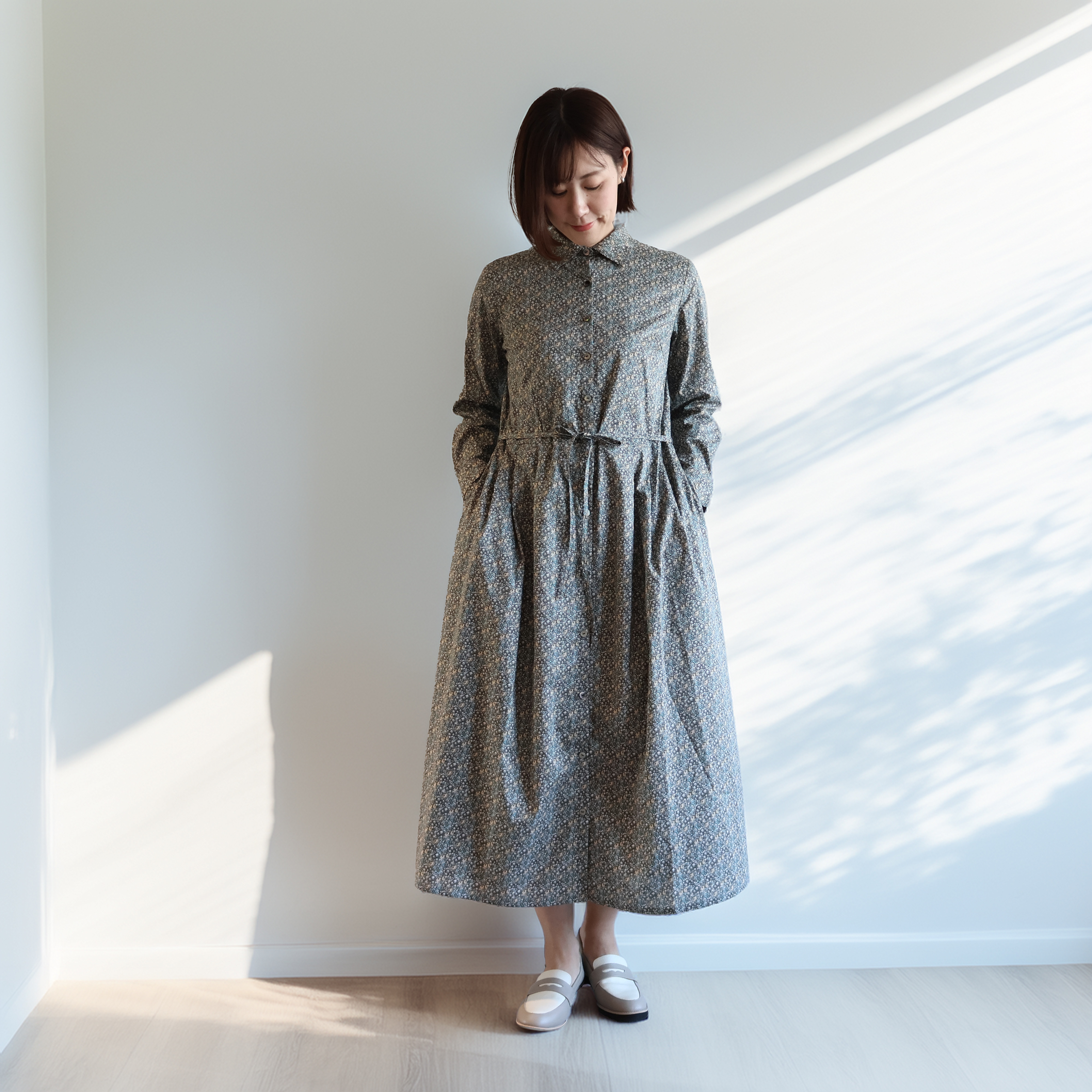 【お買い得品】シャツ衿前あきワンピース　ダッフォディルローズ　リバティプリント　タナローン使用　日本製 シャツワンピ