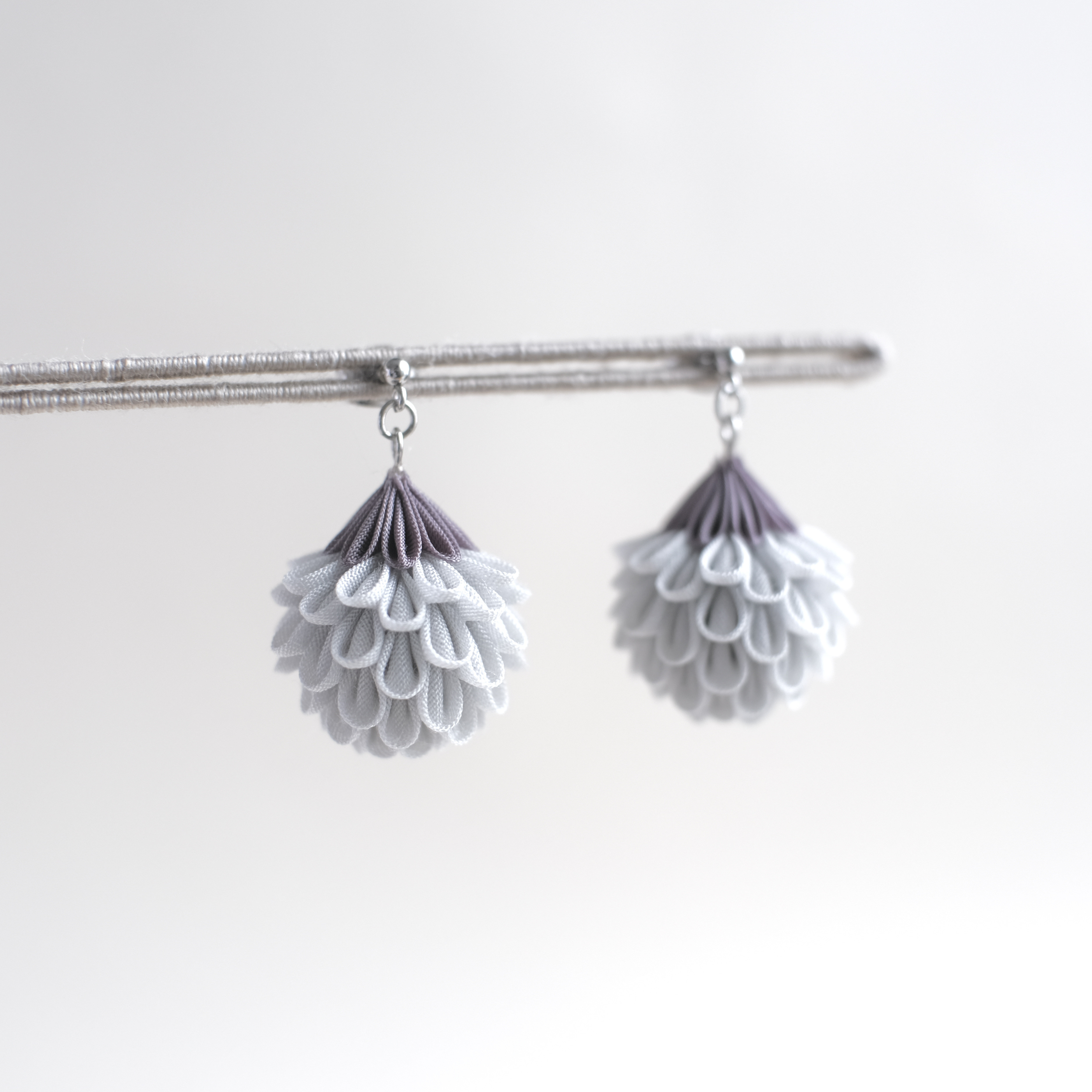 つまみ細工 「 まんまる野花の耳飾り 」【 グレー 】（ ピアス or イヤリング or ノンホールピアス）