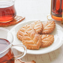 「抹茶サブレ＆葉っぱサブレ（S）」期間限定デザインボックスお祝い、お礼に。当店１番人気のサブレです。 5枚目の画像