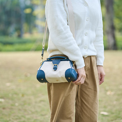 「帆布×革の組み合わせ」大人気！フラットタイプのがま口バッグ 手作りのショルダーバッグ　2WAY 中型鞄 4枚目の画像