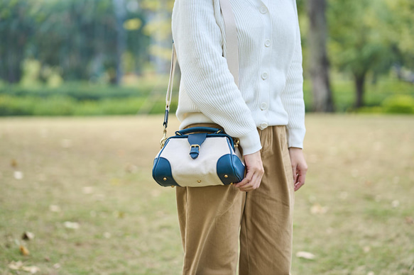 「帆布×革の組み合わせ」大人気！フラットタイプのがま口バッグ 手作りのショルダーバッグ　2WAY 中型鞄 4枚目の画像