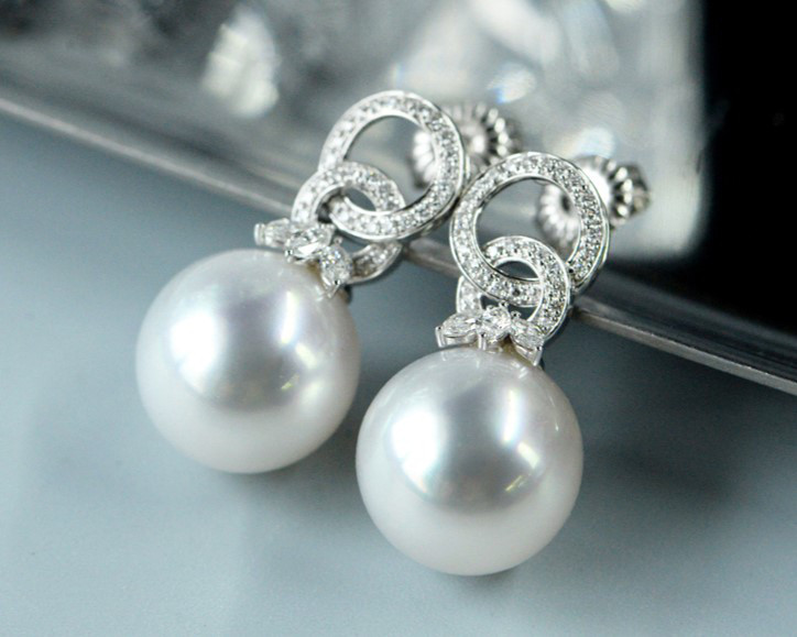 11～12mm天然南洋白蝶真珠のルミナイヤリング。18Kホワイトゴールドにダイヤモンドをあしらいました。Chuxinシリーズは、