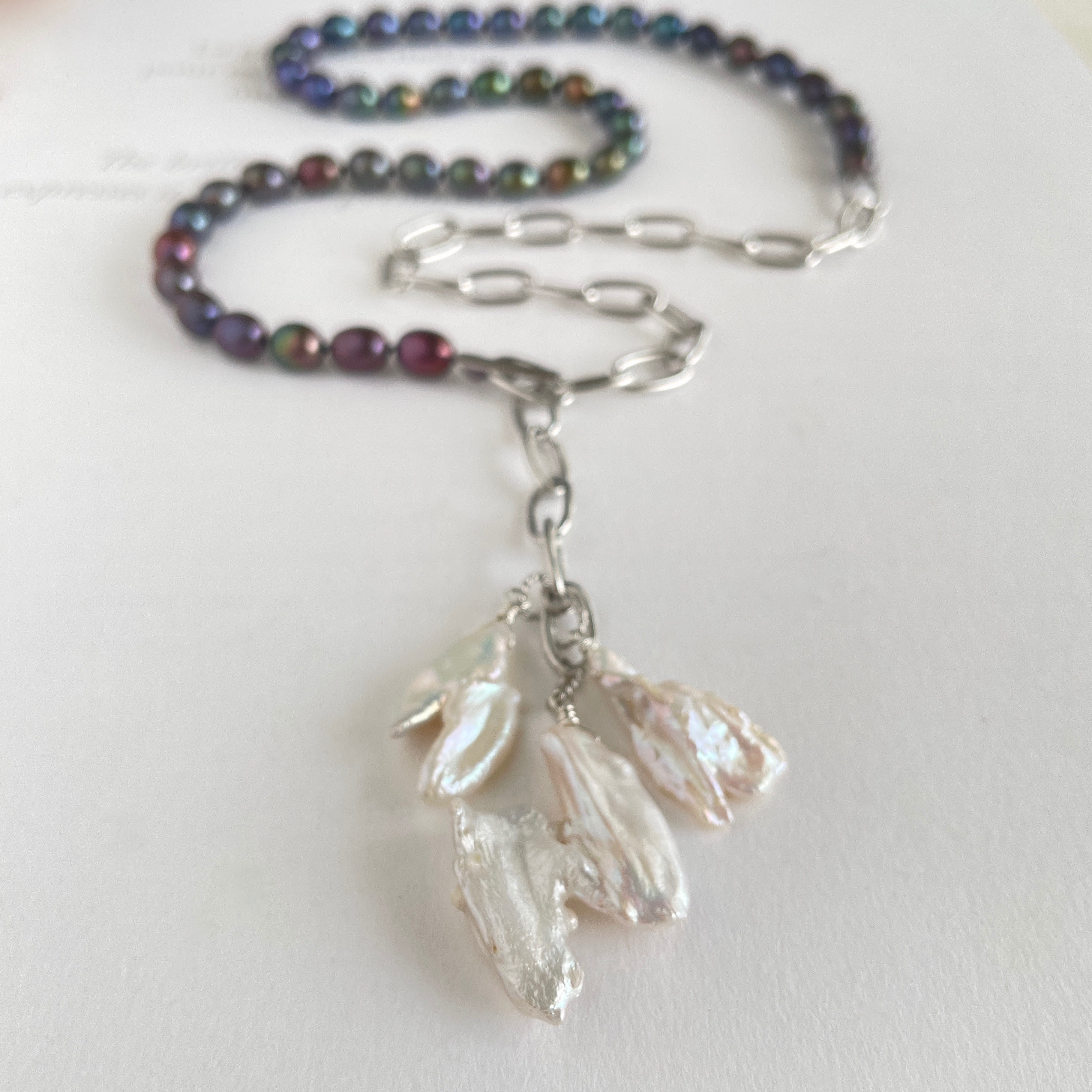 淡水パールとチェーンのロングネックレス　ブラック染め ペタルパール付き 1点のみ