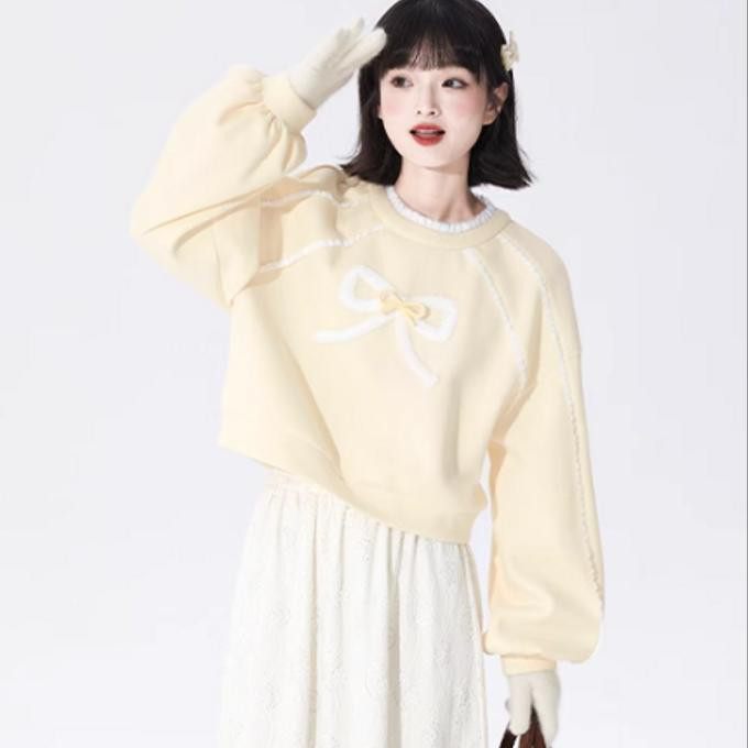 蝶ネクタイの長袖 短い ニットの上着