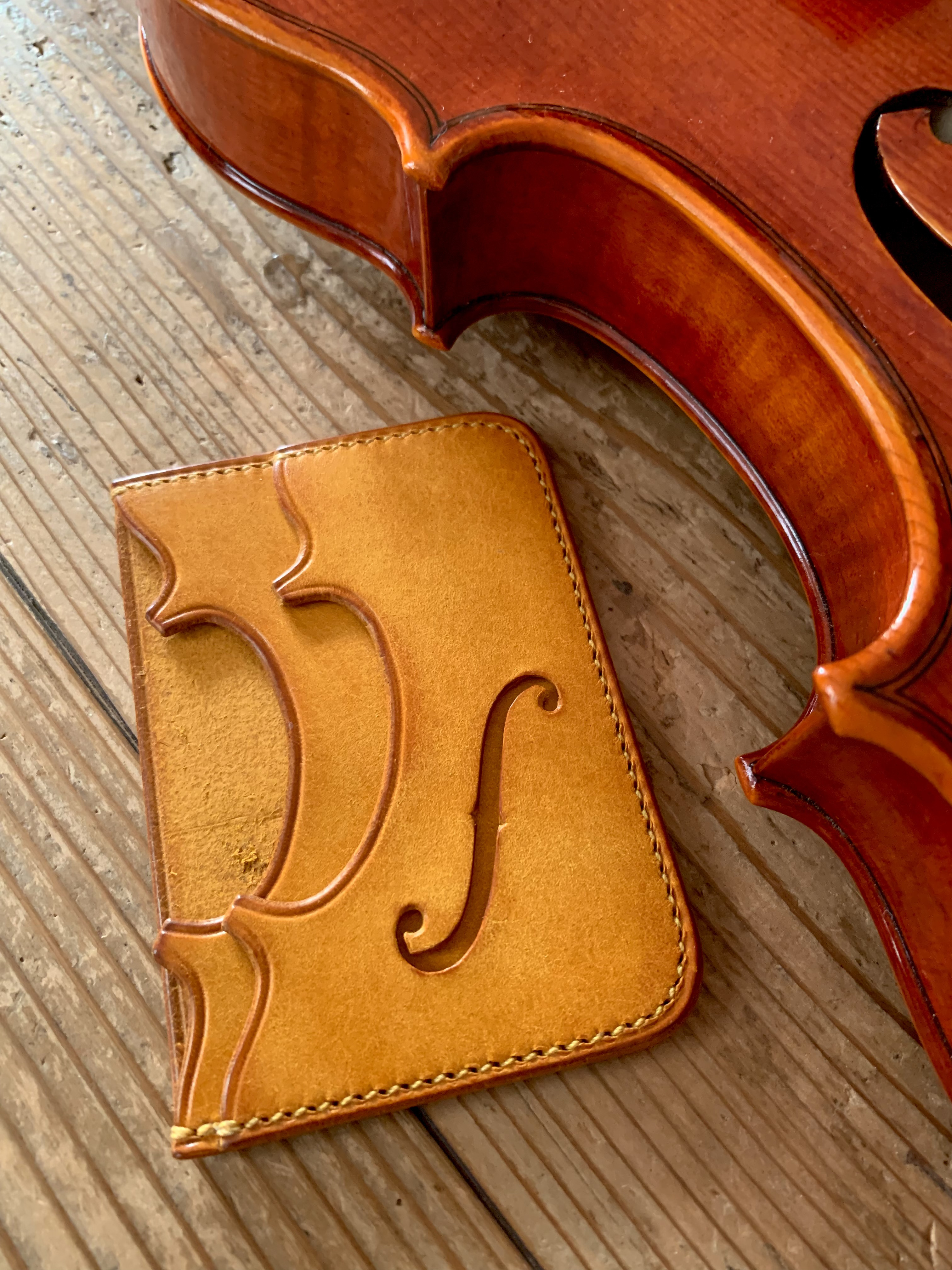 手縫いで創った革のパスケース 『Voxsolis - Topolino 590』