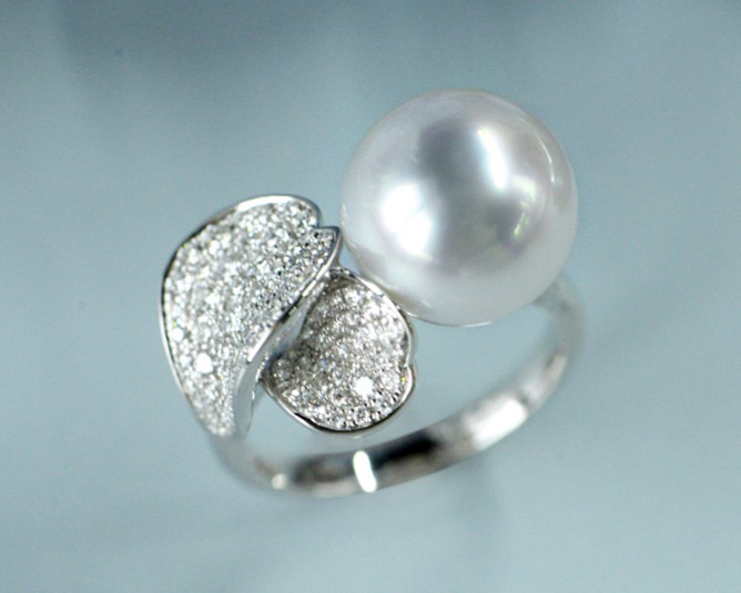 【ルミナ】11-12mm 天然南洋オーストラリア産ホワイトパールリング PT900プラチナ ダイヤモンド付き ヴァンドームコレク