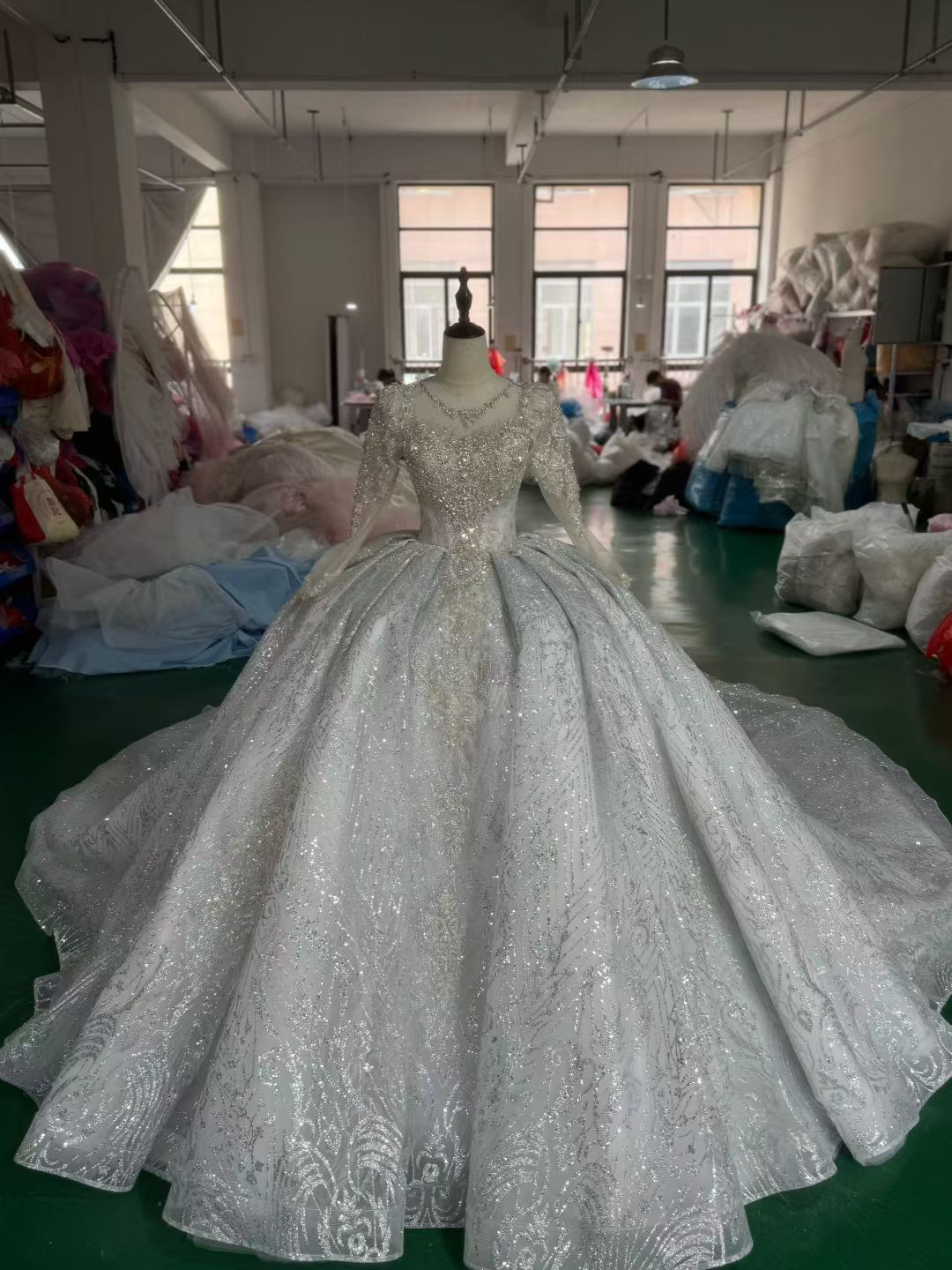 素材感を際立つ　グッリタースカート　イリュージョンネック長袖　編みあげサイズオーダー可能　シルバー　秋婚冬婚春婚お呼ばれ