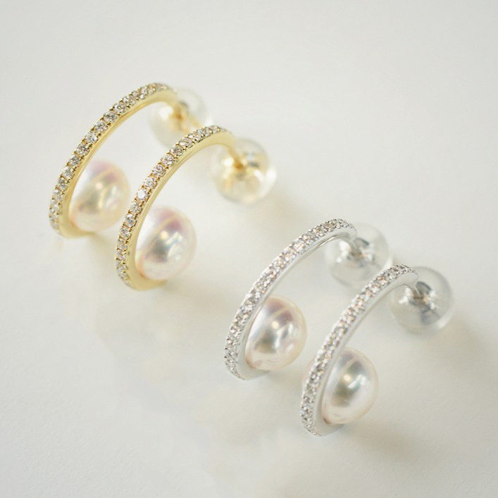 ルミナ7.5-8mmの天然アコヤ真珠ハーフフープピアス。18Kホワイトゴールドにダイヤモンドをあしらいました。クラシックなデザイ