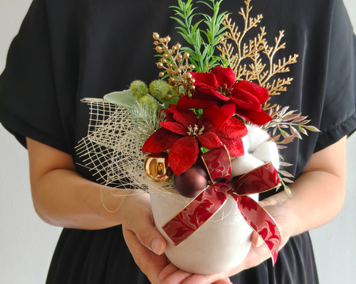 赤ポインセチアとコットンフラワーの王道クリスマスアレンジメント