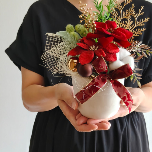 赤ポインセチアとコットンフラワーの王道クリスマスアレンジメント