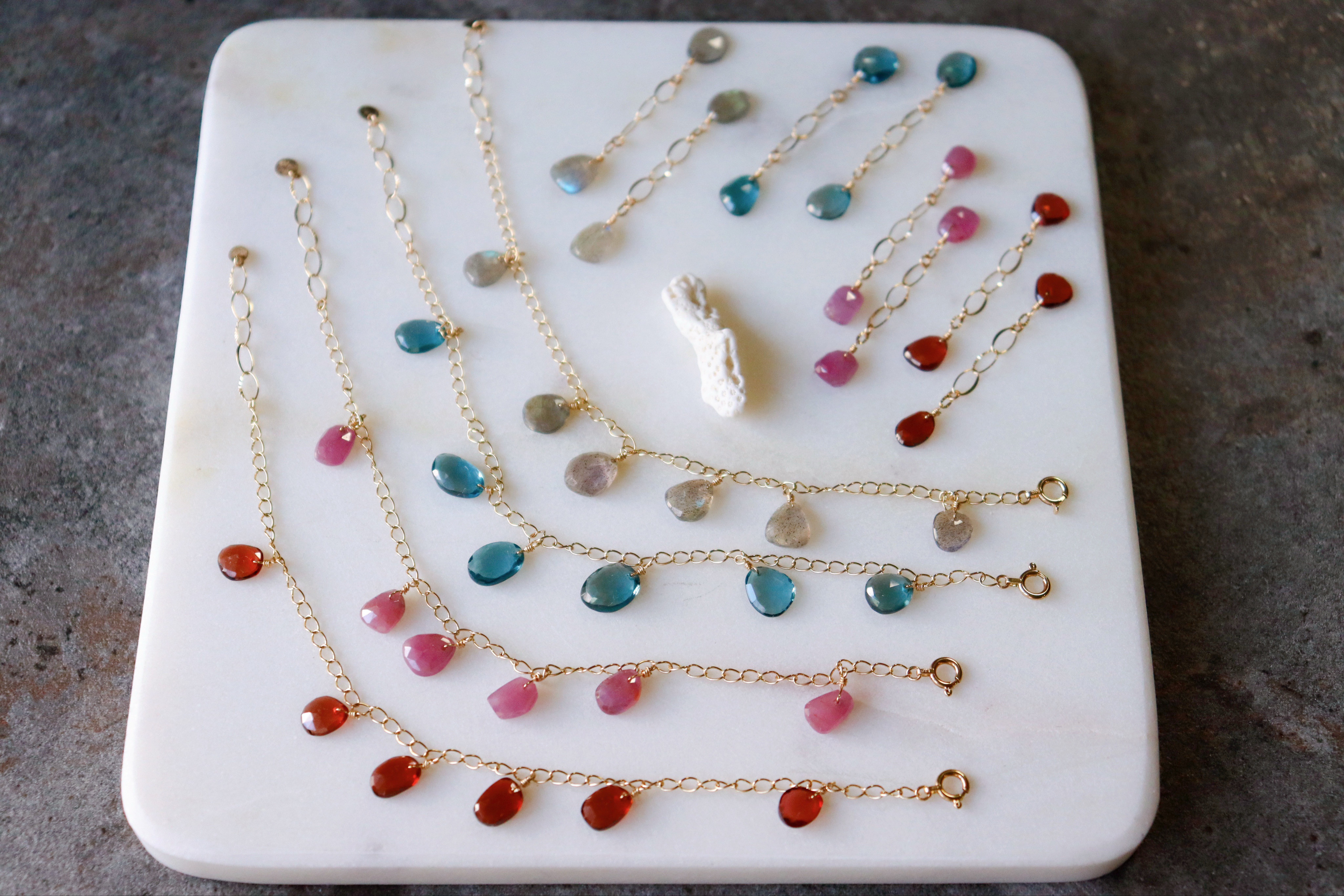 《k10》ご選択可能〜天然石のブレスレットとピアスチャームセット/