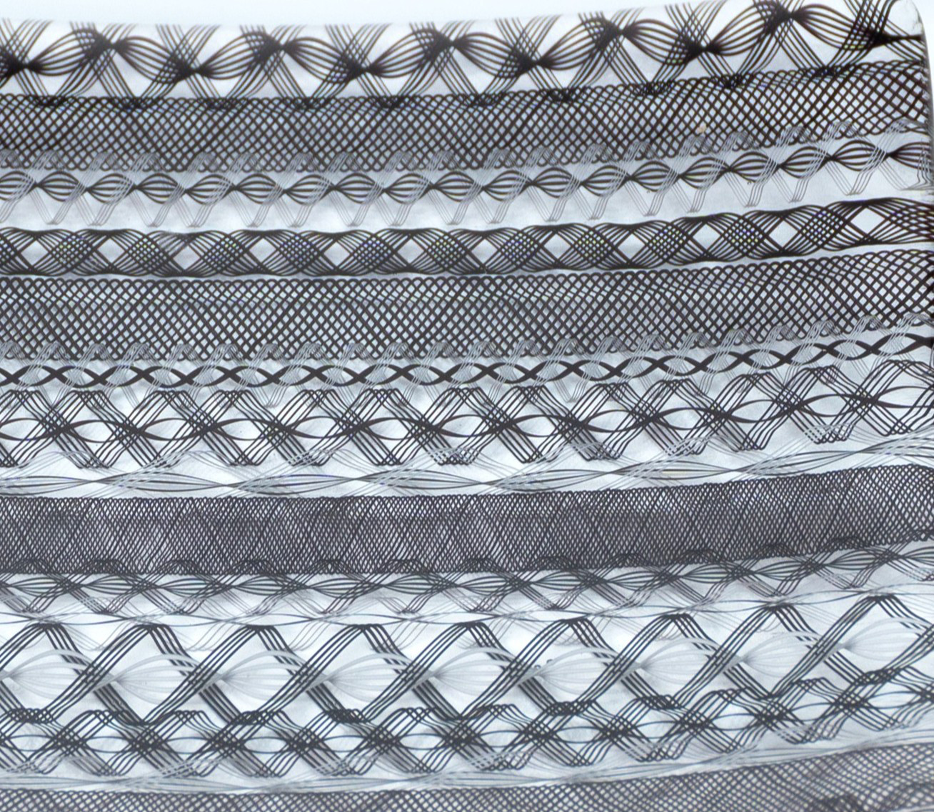 黒のレース（イタリアの伝統的技法）中皿