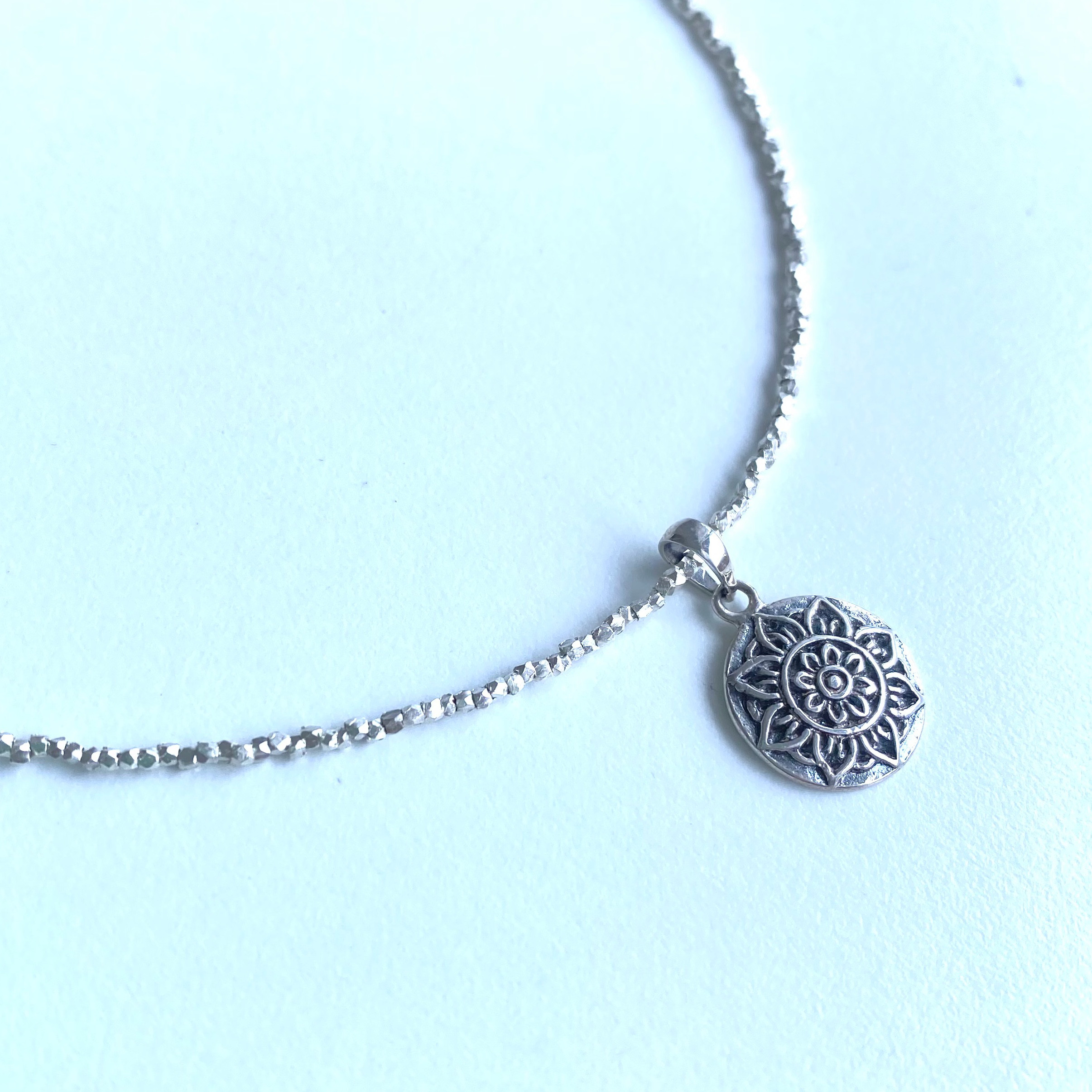 ロータスチャームとラピスラズリのネックレス