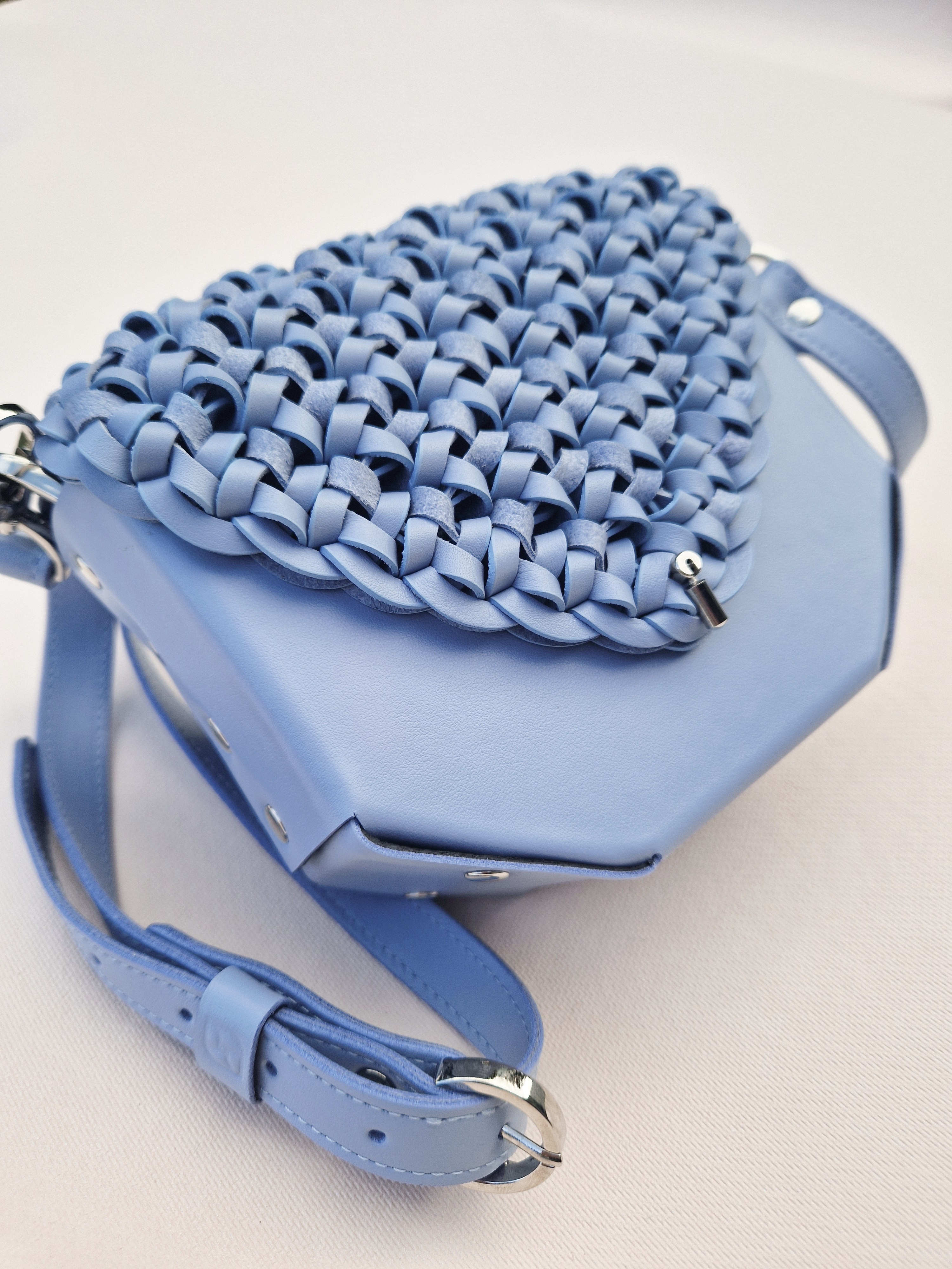 一点物｜ベビーブルー本革ポシェット｜繊細な編み込みデザイン