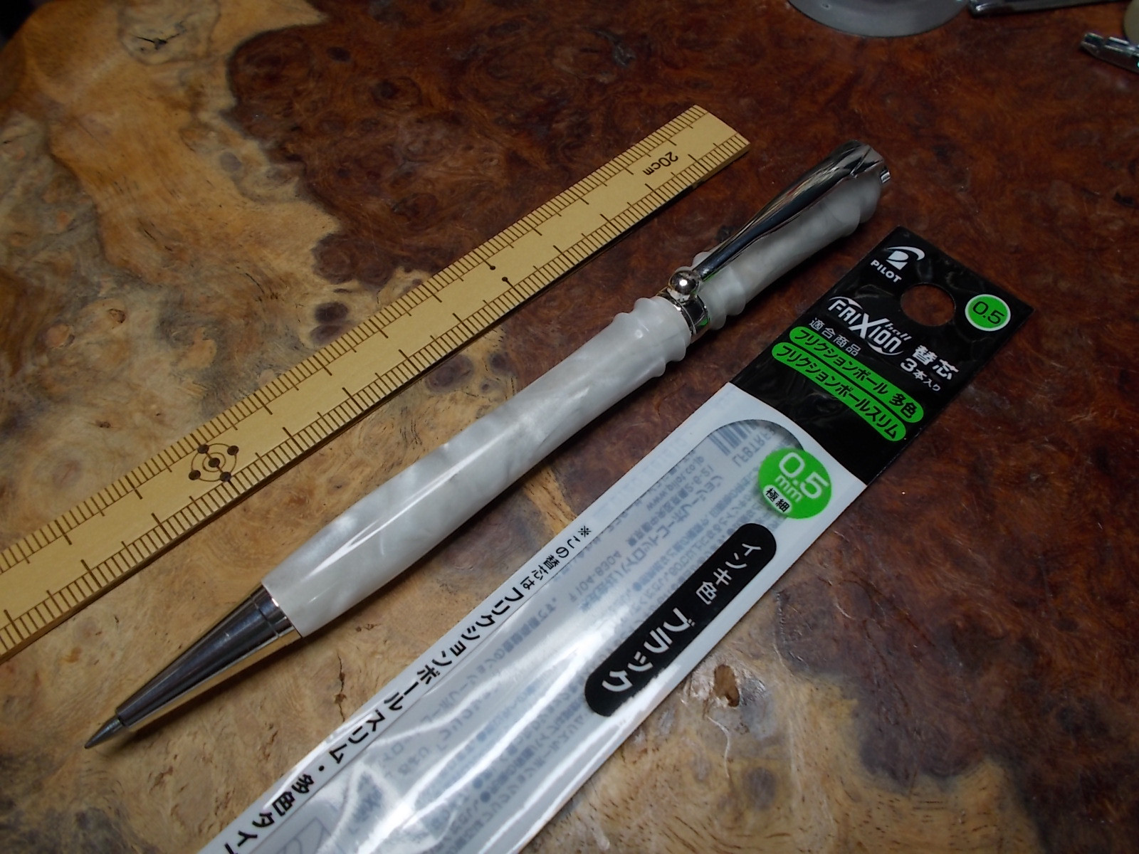 白いアクリルのフリクションスリムボールペン(ジェットストリームやクロス軸も対応可)  手作り一品物！
