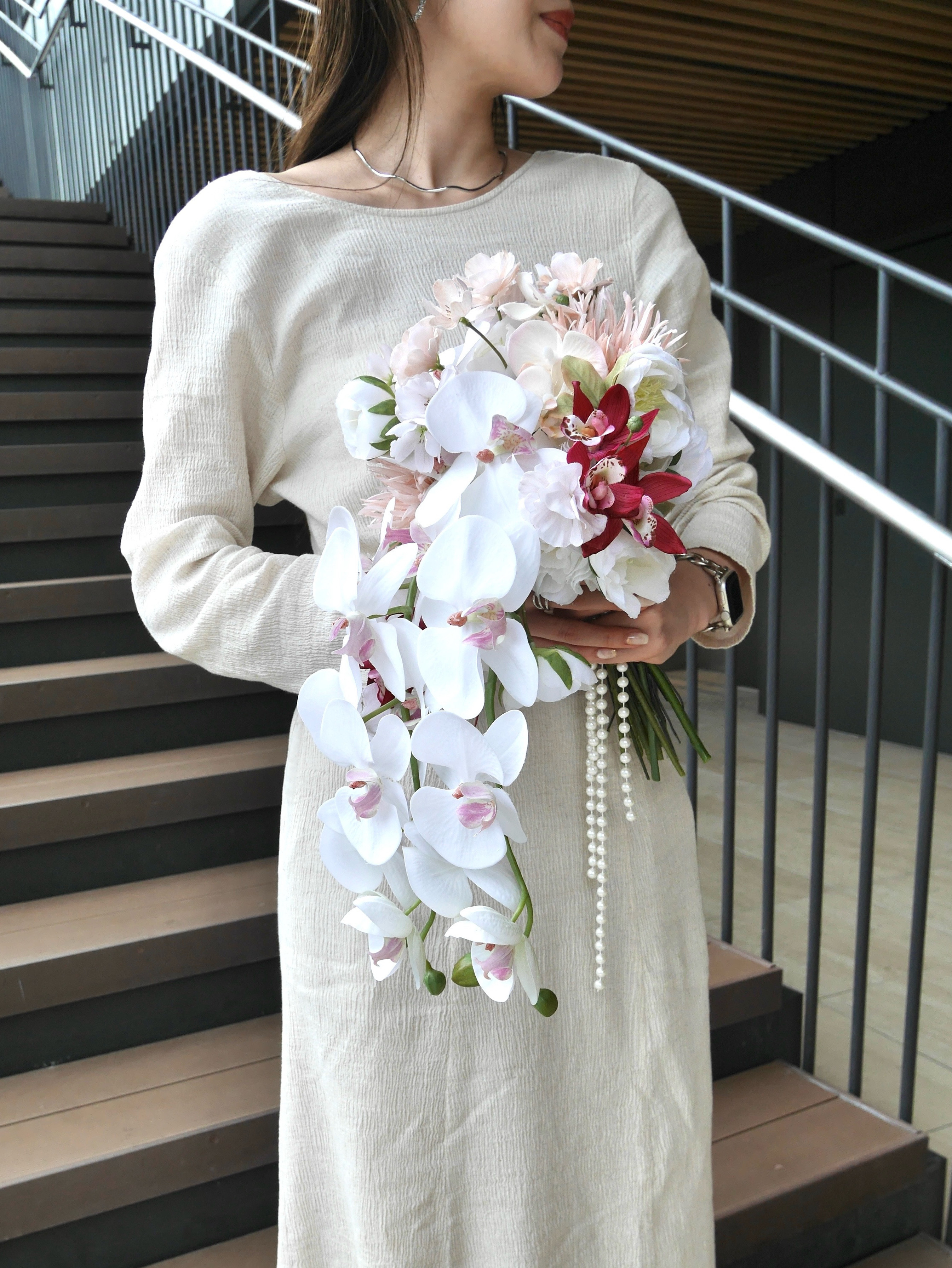 【特別価格完成品】胡蝶蘭×ダリアの上品キャスケードブーケ｜挙式 ・披露宴・前撮り・後撮り・撮影・二次会・パーティー