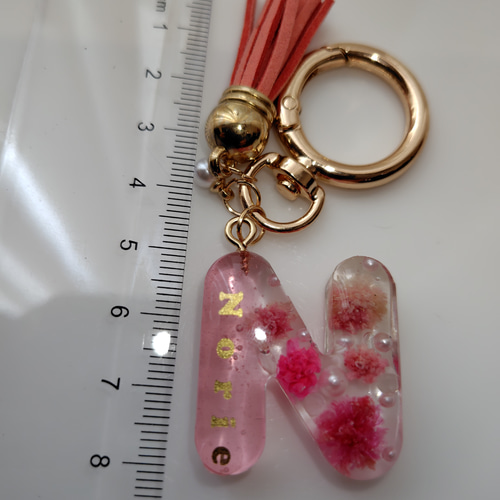 名入れ・送料無料!!】レジンイニシャルキーホルダー《ピンク系ドライ