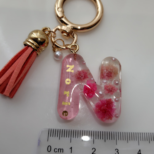名入れ・送料無料!!】レジンイニシャルキーホルダー《ピンク系ドライ