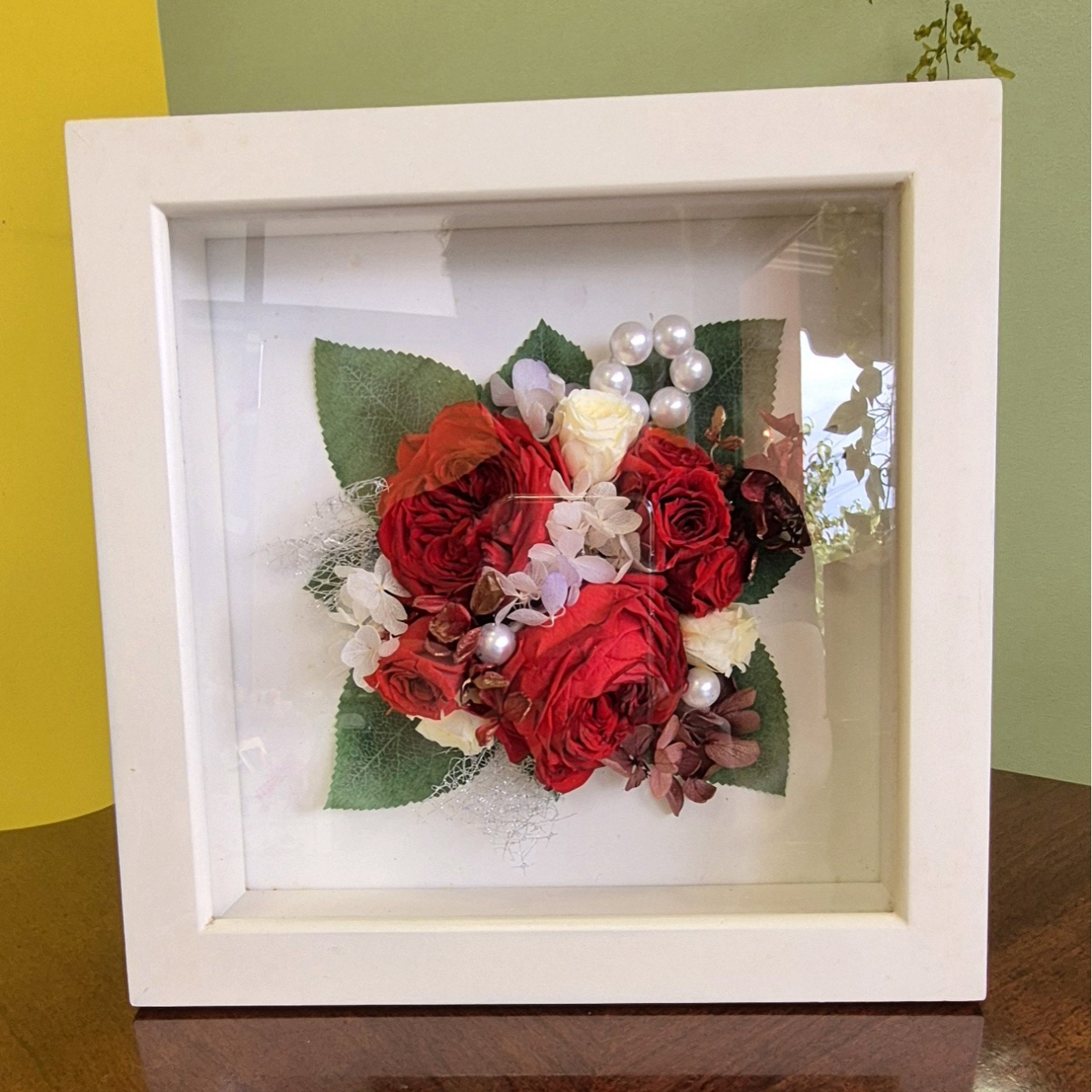 プリザーブドフラワー赤の大輪薔薇を白のBOXに華やかにデザインしました 壁掛けにも出来ます