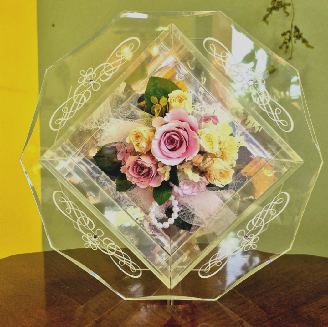 お洒落なアクリルBOXにピンク系のプリザーブドフラワー薔薇をふんわりとじ込めましたエレガントなアレンジです