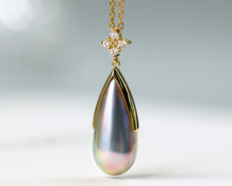 【Lumina】希少な日本製オーロラブルーマベ真珠のティアドロップペンダント（8×20mm）、ダイヤモンド付き18金ゴールドネッ
