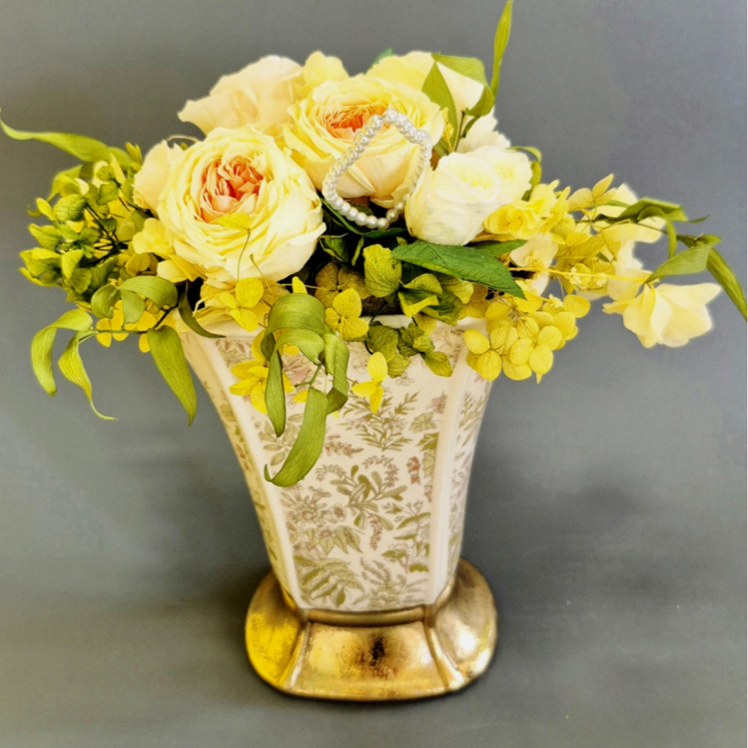 黄色のグラデーションが美しいプリザーブドフラワーの薔薇を中心に クラシカルで重厚なアレンジです