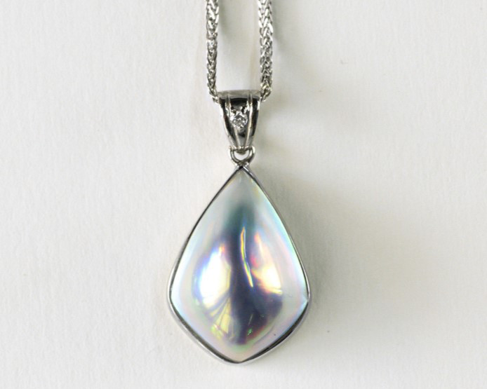 【Lumina】希少な日本産天然ブルーグレー菱形マベパールペンダント、PT900プラチナデザインネックレス。クラシックでエレガン