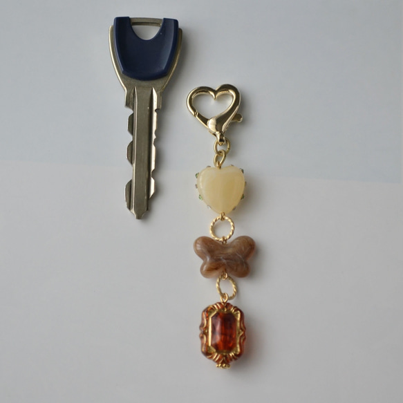 レトロかわいいストラップ　ハート×べっ甲×ちょうちょ　鍵やスマホのワンポイント。バッグの中で目印に！ 3枚目の画像