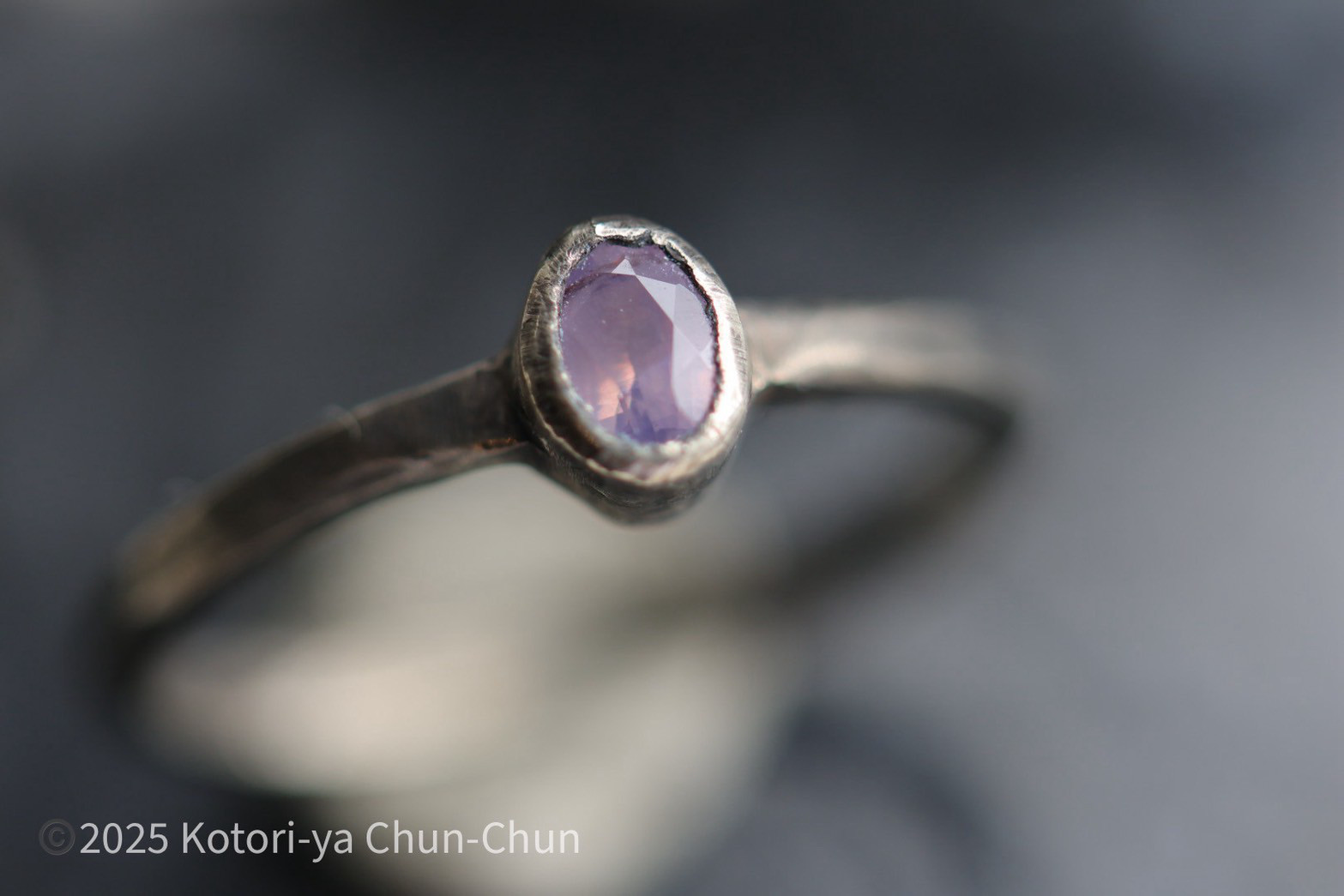 【ゆめかわサファイア】スリランカ産　「トシッタさん」のノーヒート・バイカラーシルキーサファイア・シルバーリング【縞々】