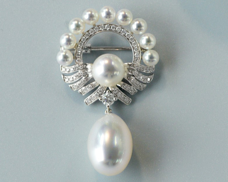 【ルミナ】9×14mm 天然南洋オーストラリア産ホワイトオーバルパールブローチ + 3.5-7mm 無着色アコヤ真珠、18Kゴー