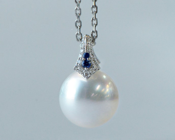 【ルミナ】10-12mm天然南洋オーストラリア産ホワイトパールペンダント、PT900プラチナネックレス（サファイア付き）、ハーフ