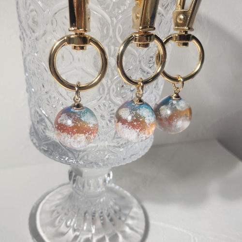 受注生産】一粒夕焼け雲レジンの空玉キーホルダー(2cm)｜赤・オレンジ