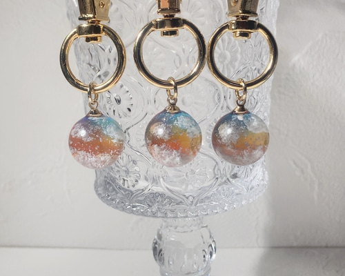 受注生産】一粒夕焼け雲レジンの空玉キーホルダー(2cm)｜赤・オレンジ