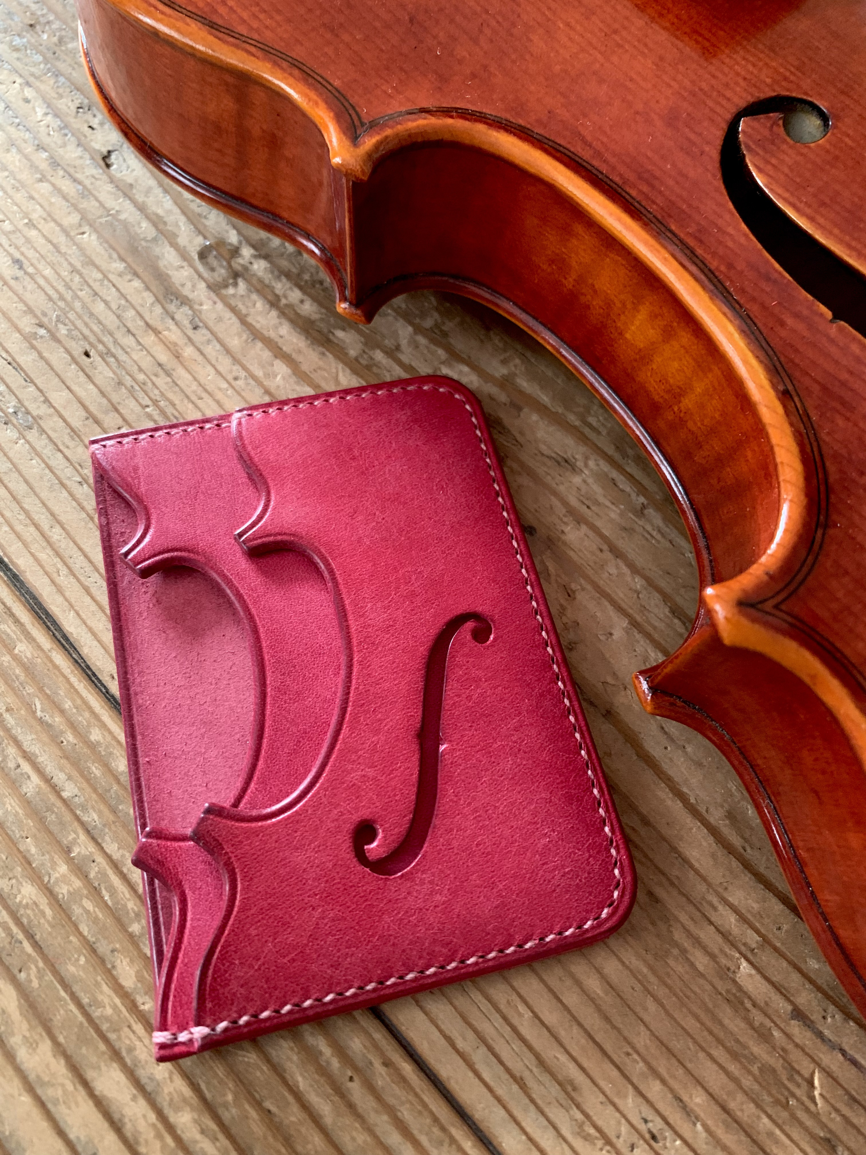 手縫いで創った革のパスケース 『Voxphantasiae - Topolino 592』