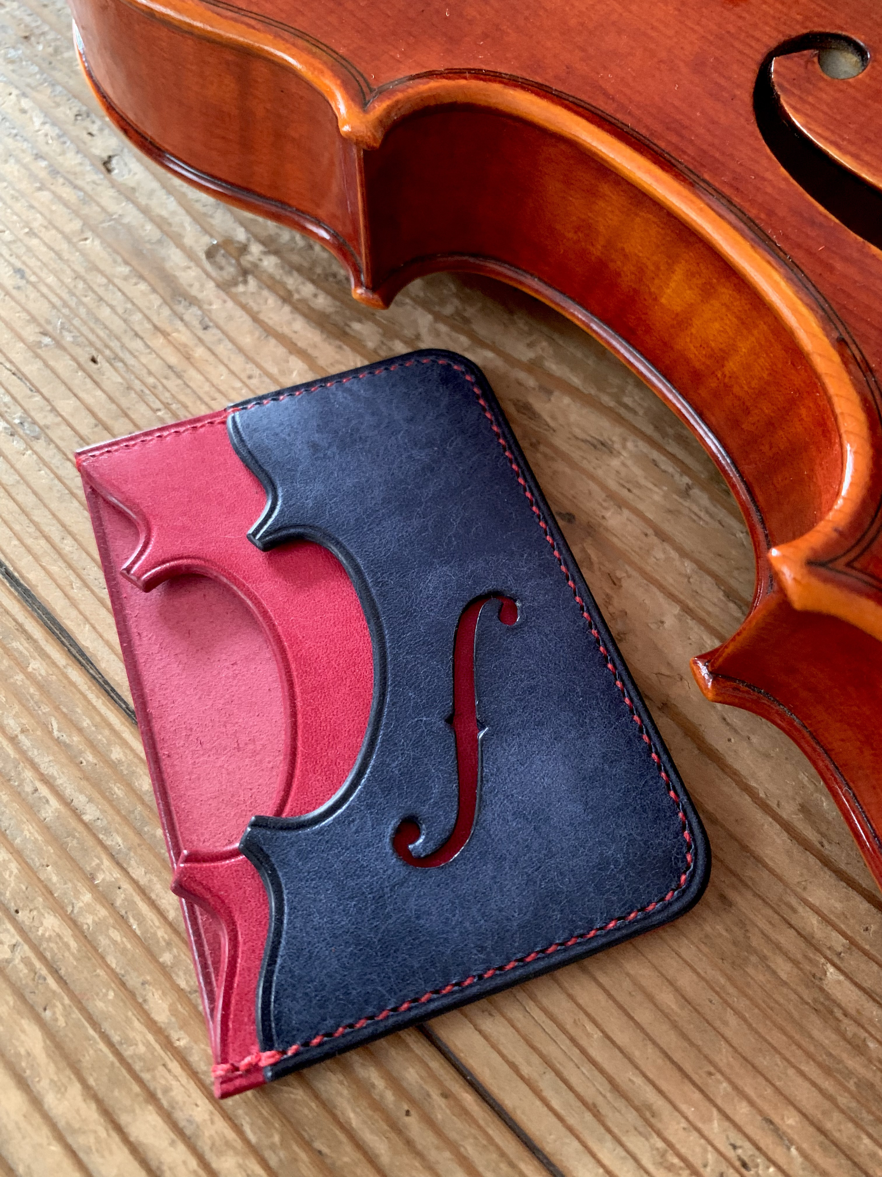 手縫いで創った革のパスケース 『Voxvespera - Topolino 593』