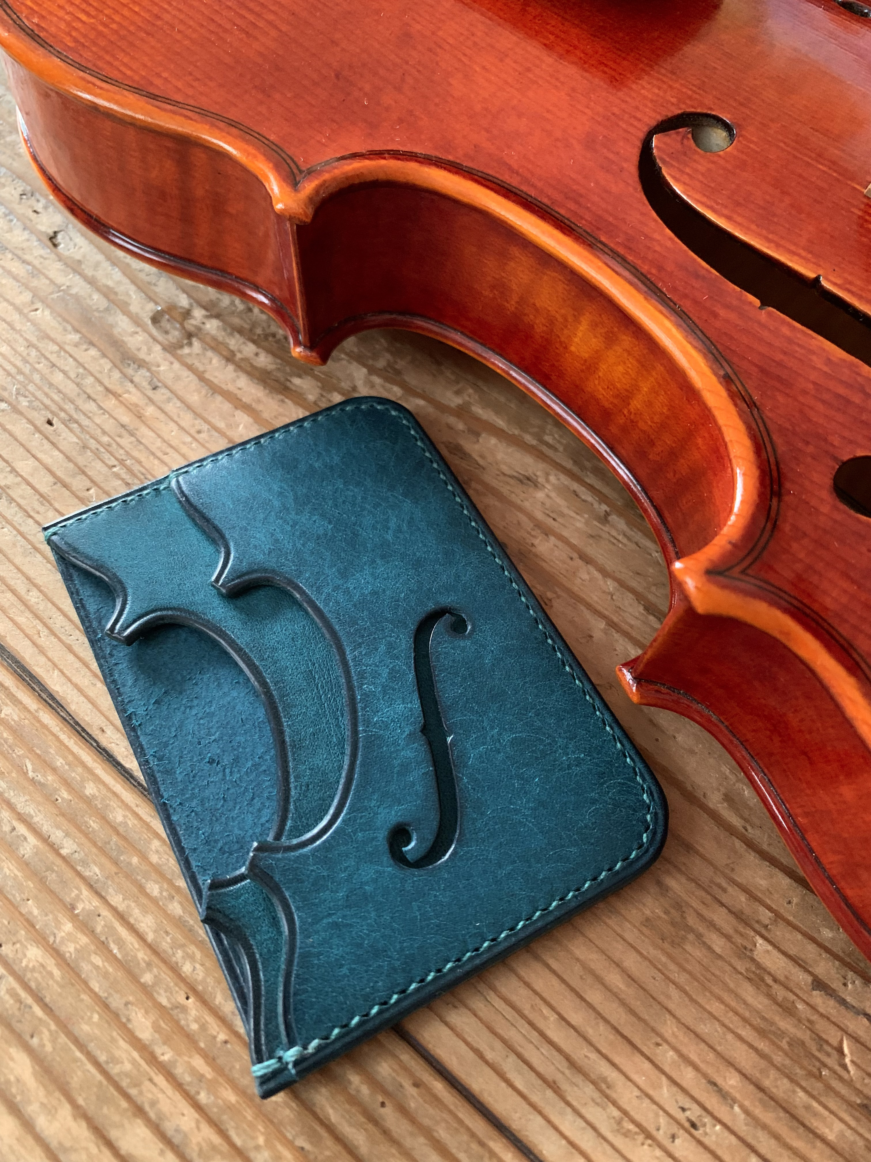 手縫いで創った革のパスケース 『Voxnaturae - Topolino 594』