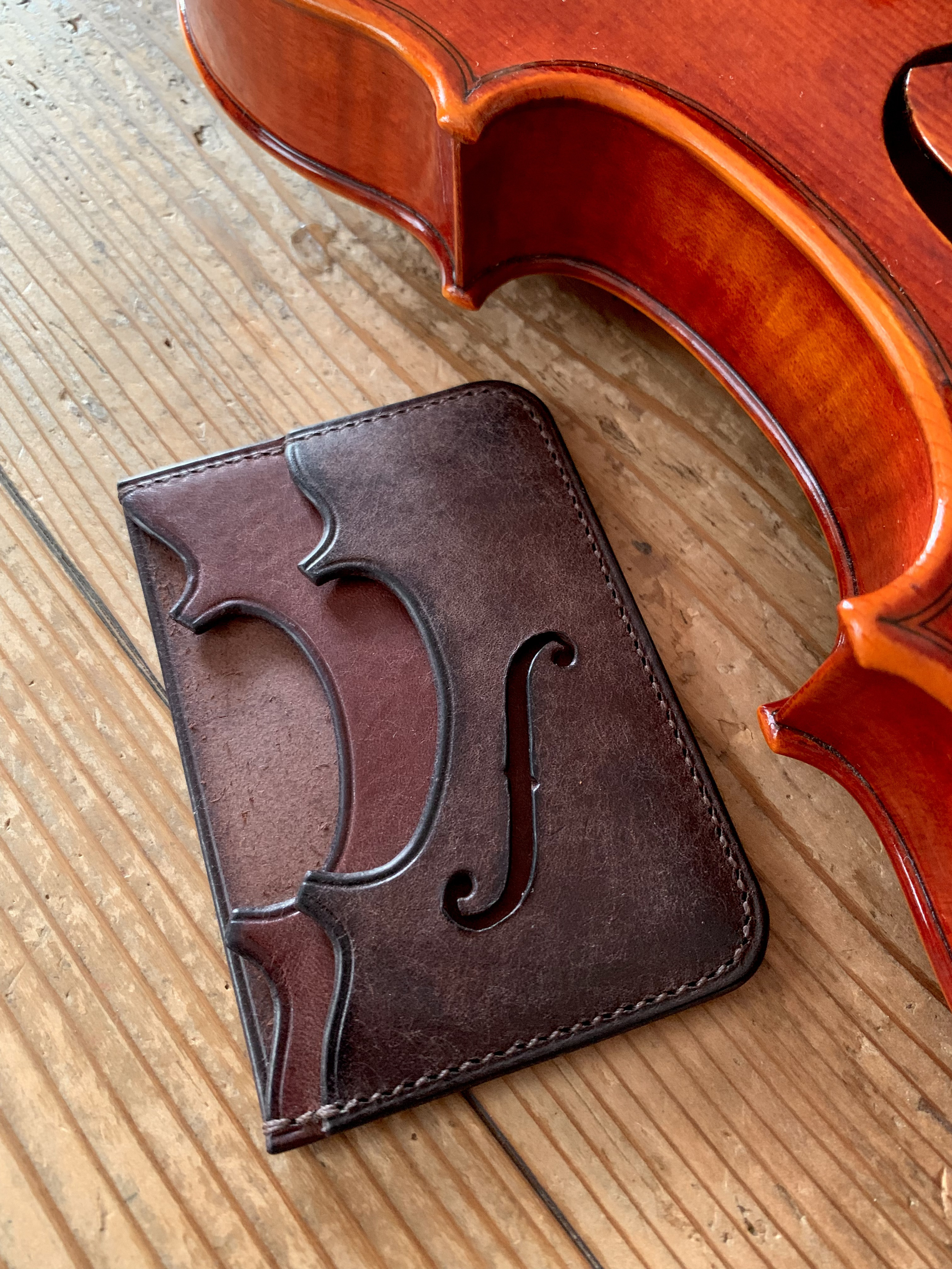 手縫いで創った革のパスケース 『Voxterrae - Topolino 595』